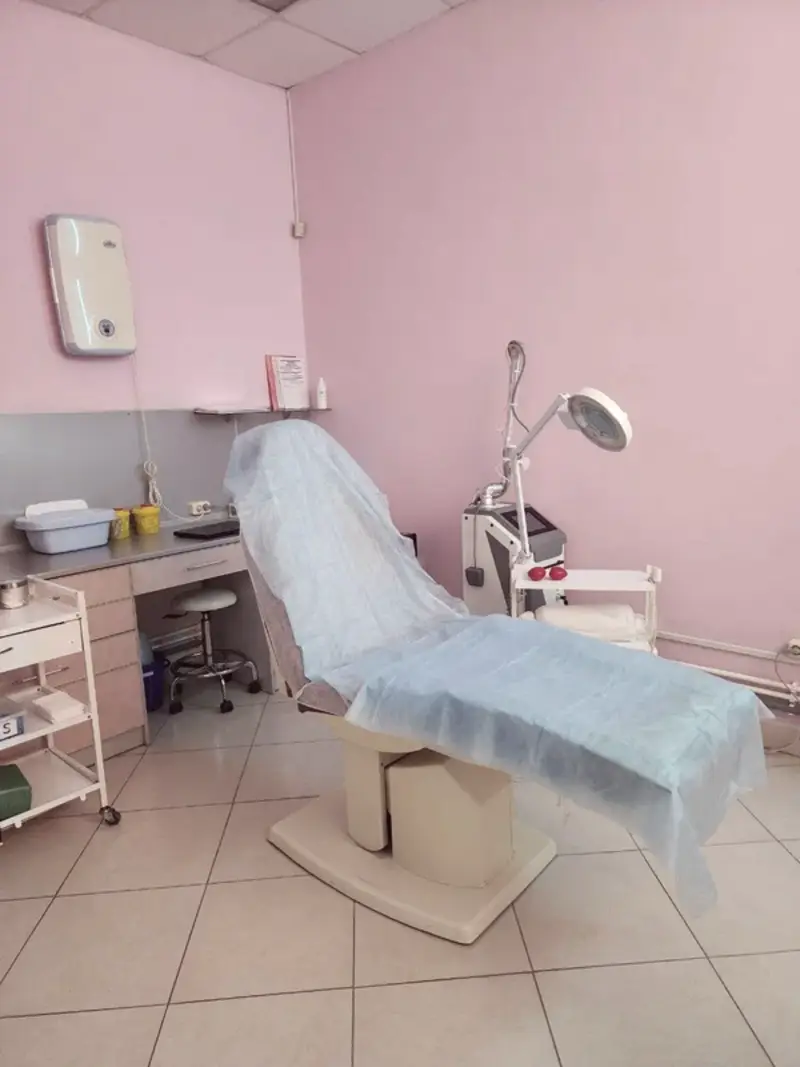 Кабинет косметолога с креслом и лампой-лупой